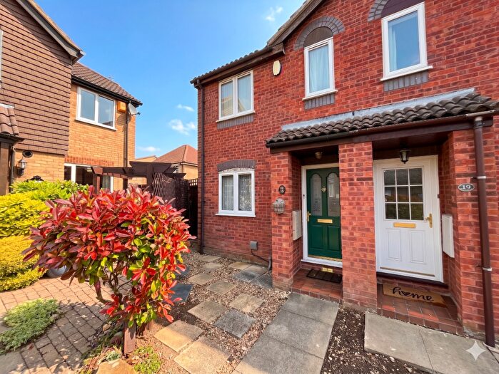 2 Bedroom Semi Detached House For Sale In Temple Close, Luton, Bedfordshire, LU2