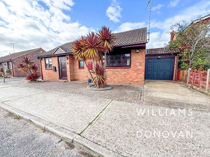 3 Bedroom Detached Bungalow For Sale In Hainault Avenue, Rochford, SS4