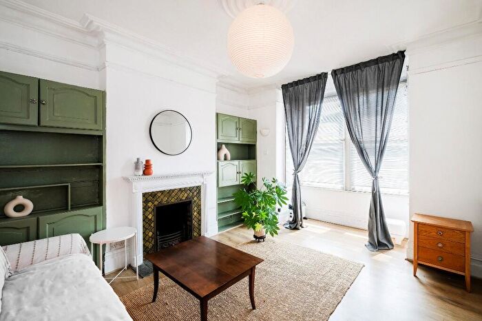 5 Bedroom Semi-Detached House To Rent In Chigwell Road, London, E18