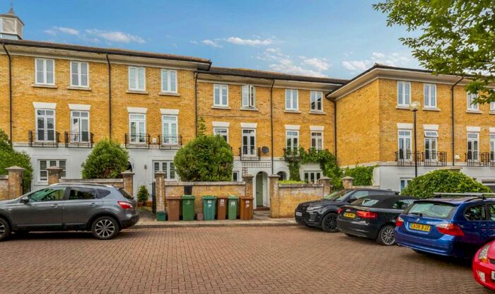 4 Bedroom House To Rent In Kingswood Drive, Sutton, Surrey, SM2