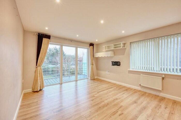 3 Bedroom Flat For Sale In Kingston Road, London, SW20