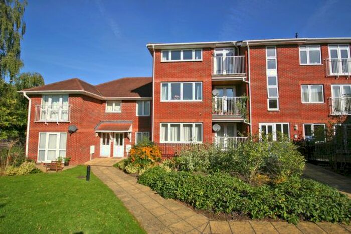 2 Bedroom Flat To Rent In Kings Gate, Gordon Road, Haywards Heath, RH16