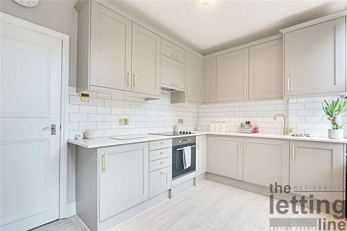 2 Bedroom Maisonette To Rent In Gordon Hill, Enfield, Middlesex, EN2