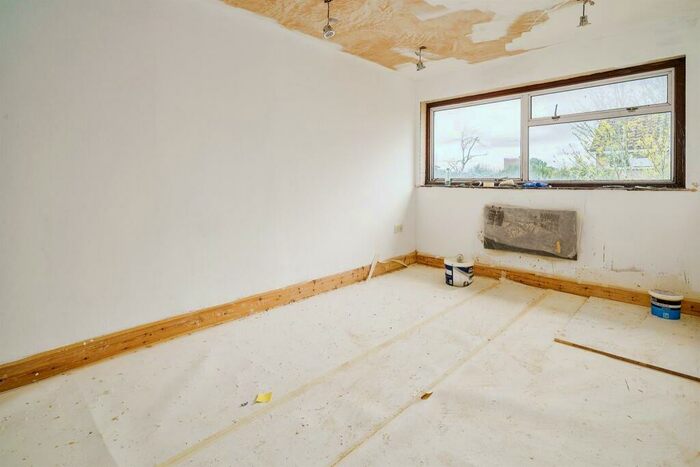 3 Bedroom Terraced House For Sale In Butely Road, Luton, LU4