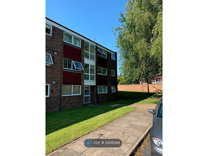2 Bedroom Flat To Rent In Francis Close, Hitchin, SG4