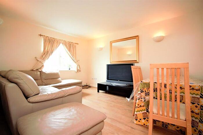 2 Bedroom Flat To Rent In Bedrooms & Bathrooms In Stanmore, HA7