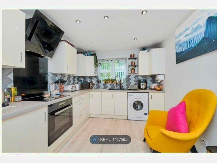 2 Bedroom Flat To Rent In Rembrandt Court, London, SE16