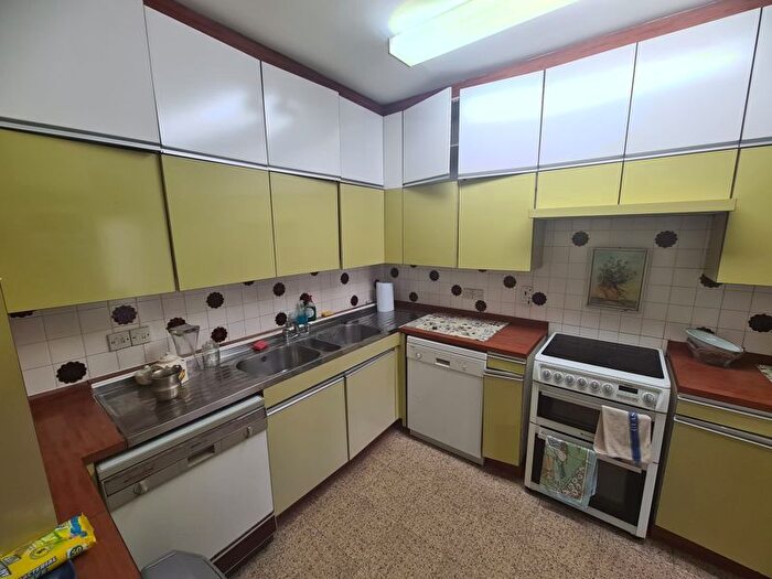 4 Bedroom Detached House For Sale In Mayfield Gardens, Hendon, London, NW4