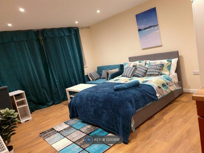 Studio To Rent In Caravere Close, Cambridge CB4