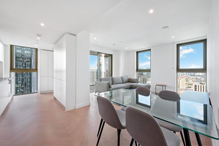 2 Bedroom Apartment To Rent In One Thames Quay, Marsh Wall, E14