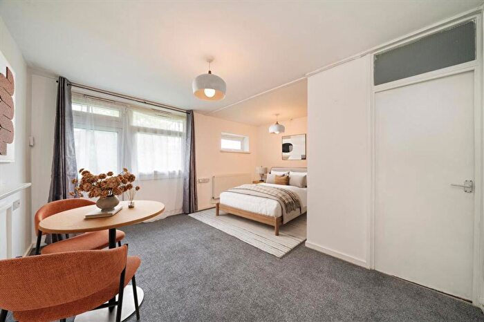 Flat To Rent In Baroness Road, Columbia Road, E2