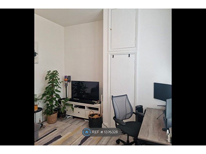 1 Bedroom Flat To Rent In Montrell Road, London, SW2