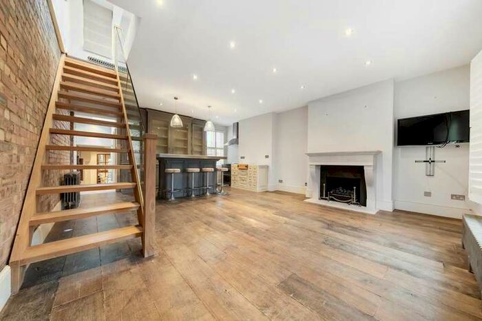 3 Bedroom Flat To Rent In New Kings Road, Fulham, SW6