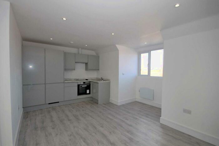 1 Bedroom Flat To Rent In The Market, Carshalton, SM5