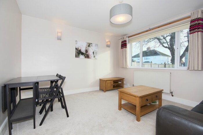 1 Bedroom Flat To Rent In Park Avenue, Kidlington, OX5