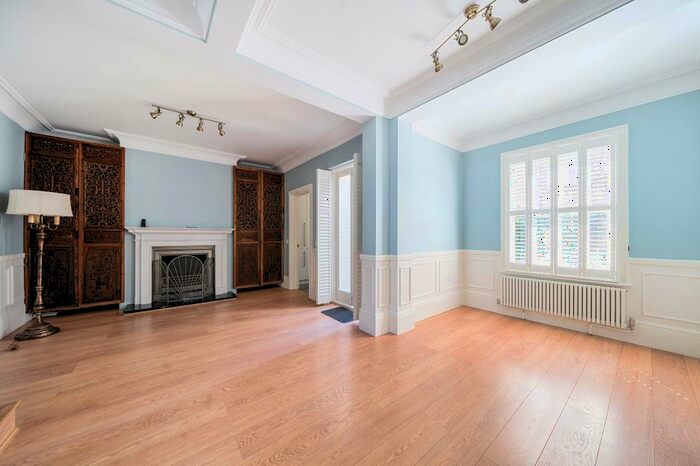 3 Bedroom Apartment To Rent In Vale Of Health, Hampstead, NW3