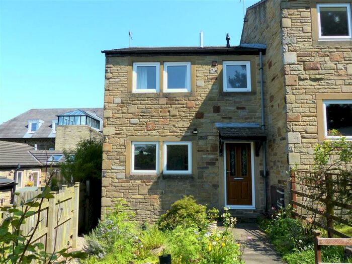 3 Bedroom Town House To Rent In Chantry Drive, Ilkley, LS29