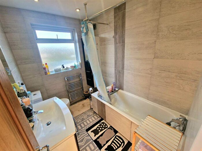 3 Bedroom End Of Terrace House For Sale In Brunswick Park Road, New Southgate, N11