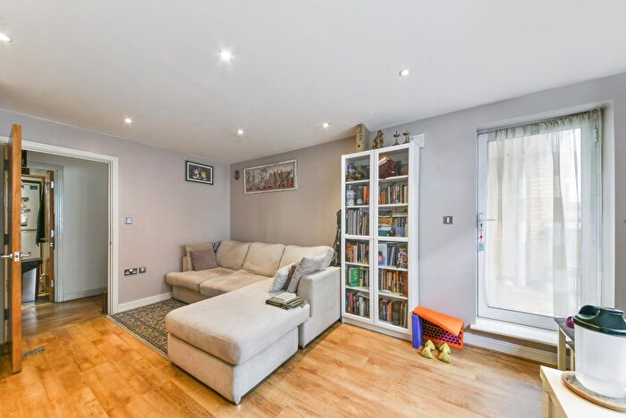 2 Bedroom Flat To Rent In Sail Court, Virginia Quay, London, E14