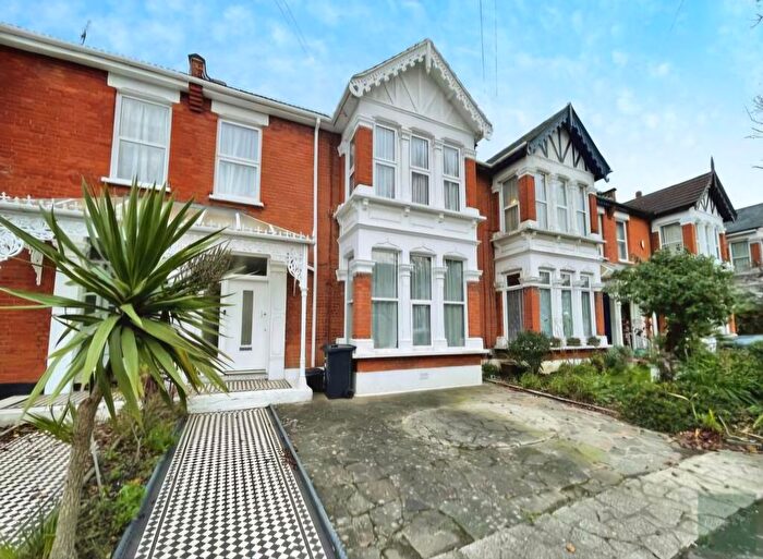 2 Bedroom Flat To Rent In Airlie Gardens, Ilford, Essex, IG1