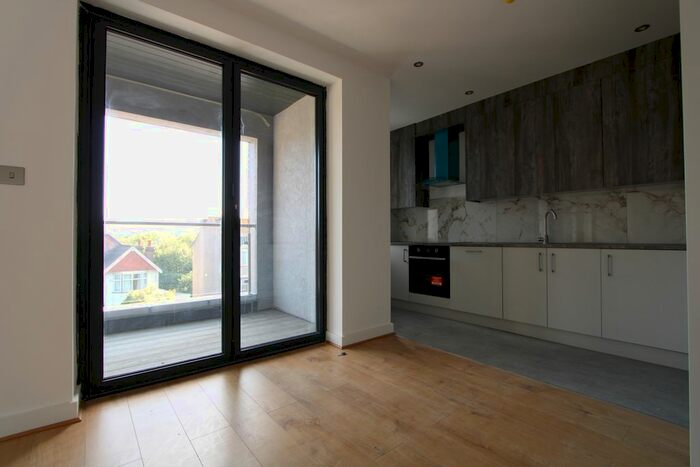 3 Bedroom Flat To Rent In Julien Road, Coulsdon, CR5