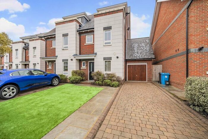 3 Bedroom Town House To Rent In Maidenhead, Berkshire, SL6