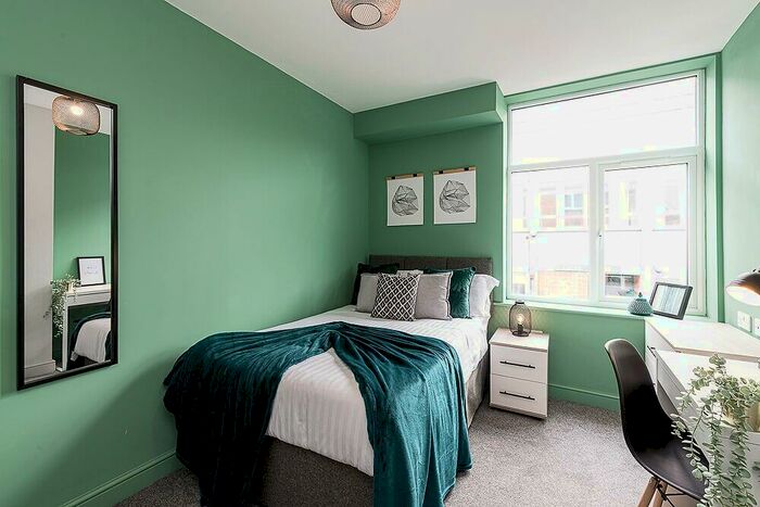 8 Bedroom House Of Multiple Occupation To Rent In Parsons Lane, Bury, BL9