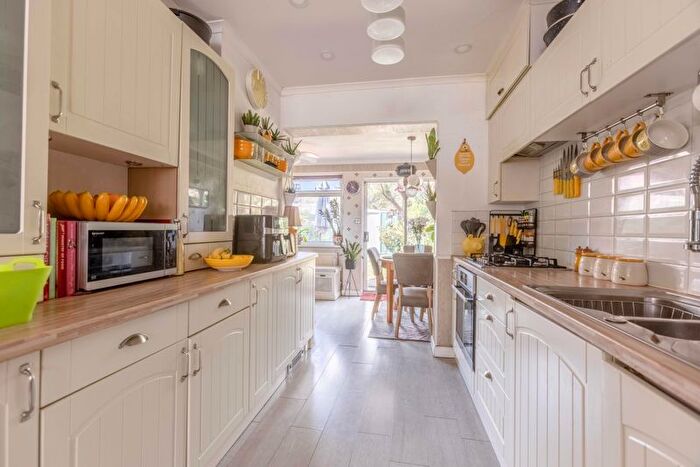 2 Bedroom Semi-Detached House For Sale In Grays Road, Slough, SL1