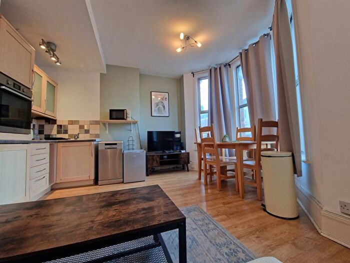 1 Bedroom Flat To Rent In Battersea Rise, London, SW11