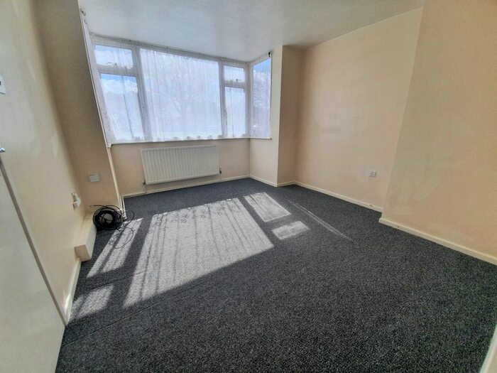 1 Bedroom Flat To Rent In Fullwell Avenue, Ilford, IG5