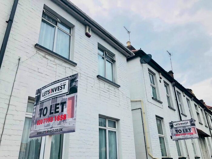 3 Bedroom Property To Rent In Burnt Oak Broadway, Burnt Oak, Edgware, HA8