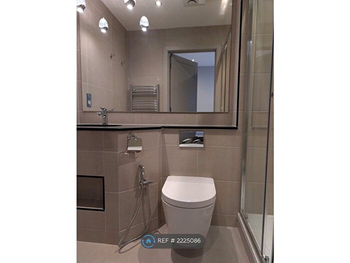 3 Bedroom Flat To Rent In Trafalgar House, Leeds, LS1
