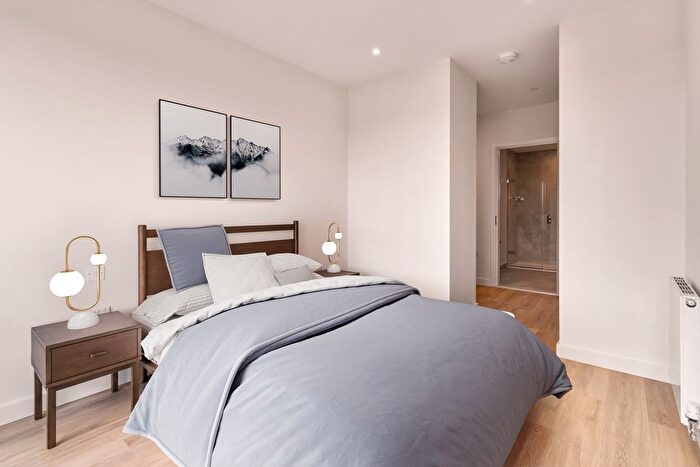 3 Bedroom Flat To Rent In Greenford, UB6