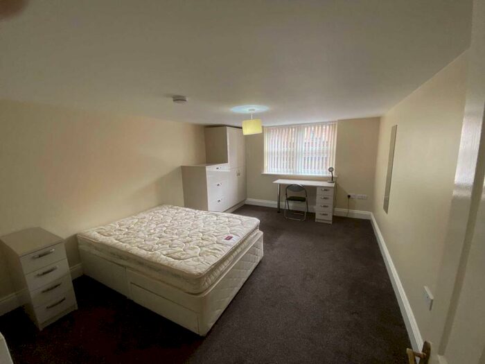 6 Bedroom Flat To Rent In Wilmslow Road, Manchester, M14