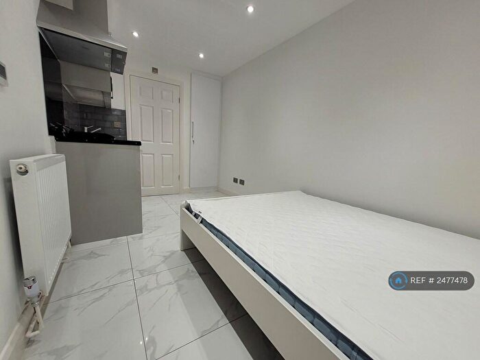 Studio To Rent In The Highway, Chelsfield, BR6