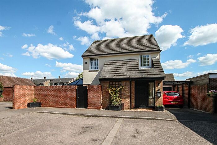 3 Bedroom Detached House For Sale In Littlebury Court, Kelvedon Hatch, Brentwood, CM15