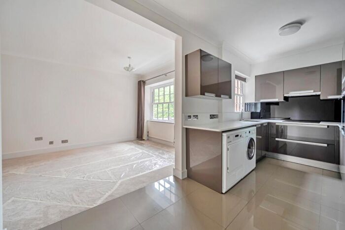 2 Bedroom Flat To Rent In Bulstrode Court Gerrards Cross, SL9