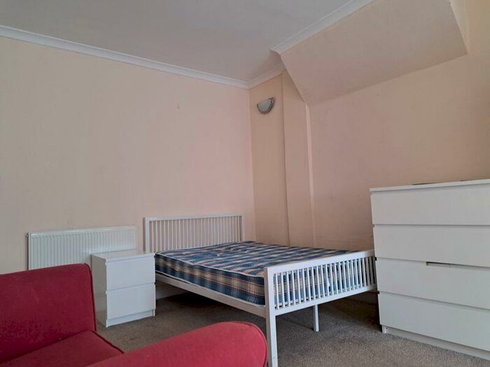 Flat To Rent In Brighton Road, Purley, CR8