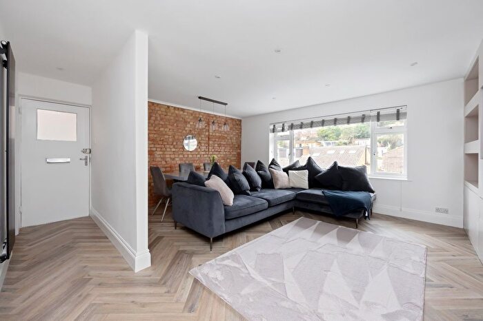 3 Bedroom Flat To Rent In Loyal Parade, Brighton, BN1