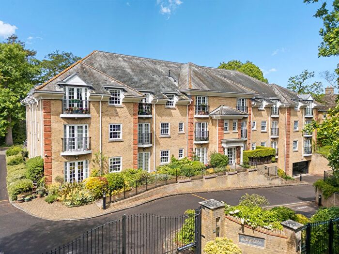 2 Bedroom Flat For Sale In Oatlands Avenue, Weybridge, Surrey, KT13