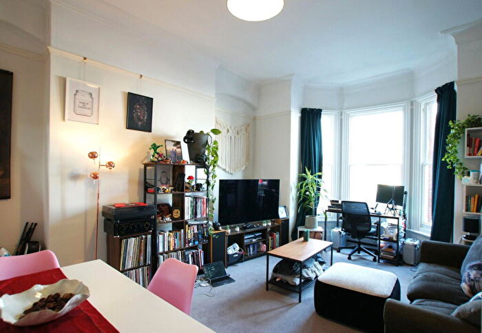 1 Bedroom Flat To Rent In Fontenoy Road, London, SW12