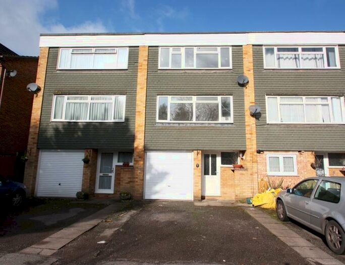 4 Bedroom Terraced House To Rent In Knowle Gardens, West Byfleet, KT14