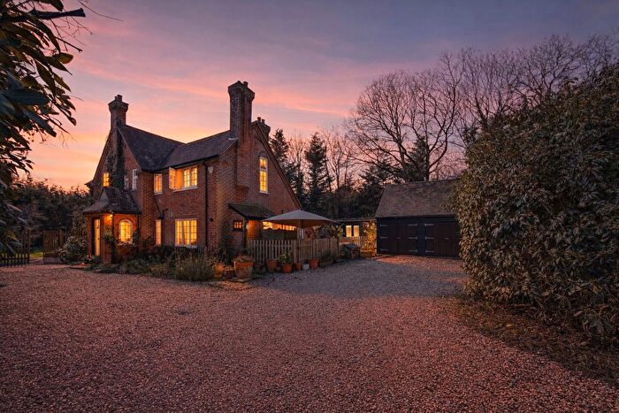 5 Bedroom Detached House For Sale In Chandlers Lane, Yateley, Hampshire, GU46