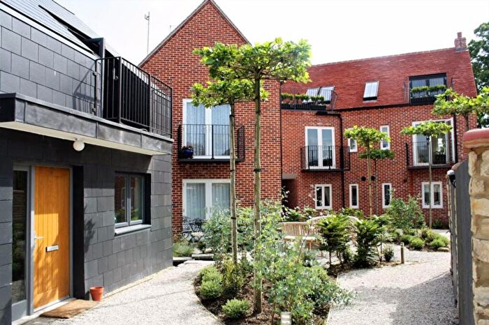 2 Bedroom Flat For Sale In Whitehound, Thame, OX9