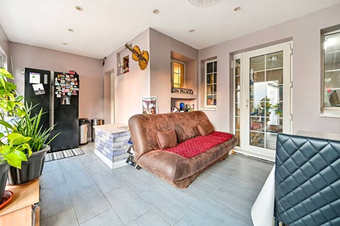 3 Bedroom Terraced House For Sale In Bath Road, Slough, SL1