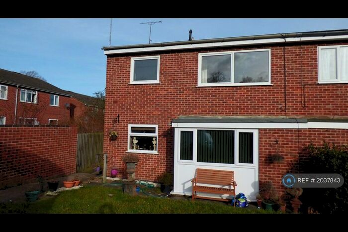 2 Bedroom Maisonette To Rent In Lodge Close, Banbury, OX16