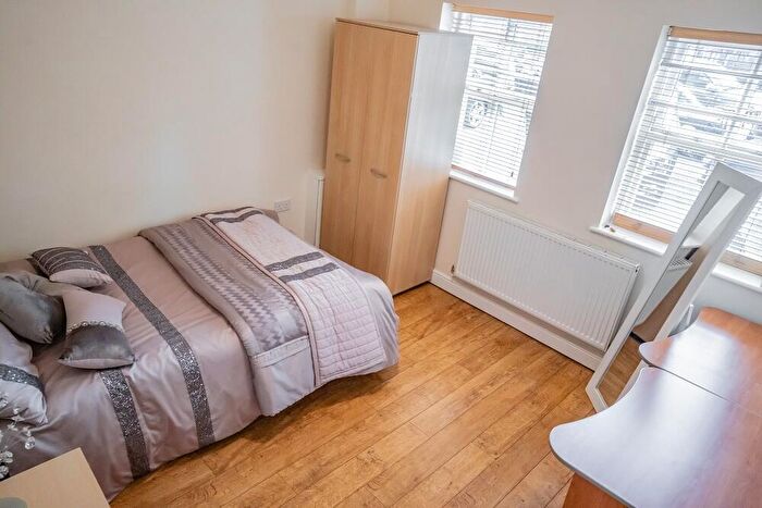 6 Bedroom Town House To Rent In Schuster Road, Manchester, M14