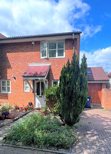 2 Bedroom Semi-Detached House To Rent In Boxworth Close, London, N12