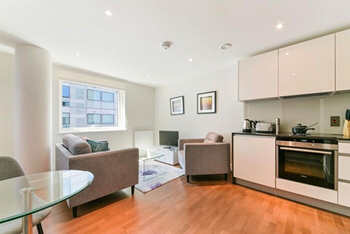 Flat To Rent In Whitechapel High Street, Aldgate, London, E1