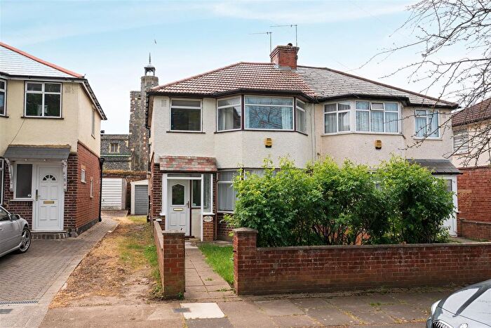 3 Bedroom Semi-Detached House To Rent In Drayton Gardens, West Drayton, UB7